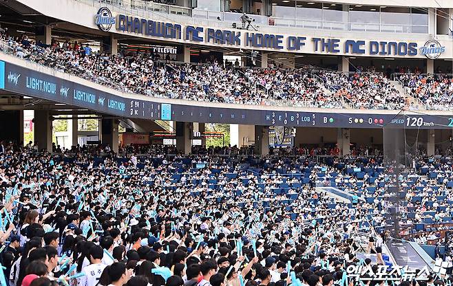 31일 오후 경상남도 창원NC파크에서 열린 '2025 신한 SOL Bank KBO리그' 한화 이글스와 NC 다이노스의 경기, 많은 야구팬들이 구장을 찾아 경기를 관람하고 있다. 엑스포츠뉴스 DB