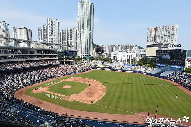 31일 오후 경상남도 창원NC파크에서 열린 '2025 신한 SOL Bank KBO리그' 한화 이글스와 NC 다이노스의 경기, 많은 야구팬들이 구장을 찾아 경기를 관람하고 있다. 엑스포츠뉴스 DB
