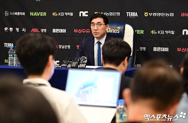 30일 오후 경상남도 창원NC파크에서 열리는 '2025 신한 SOL Bank KBO리그' 한화 이글스와 NC 다이노스의 경기에 앞서 NC 이진만 대표이사가 창원NC파크 재개장 관련 구단 입장 및 향후 대처에 대한 공식 브리핑을 진행하고 있다. 엑스포츠뉴스 DB