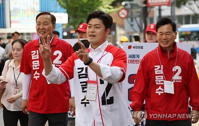 지지 호소하는 김용태 비대위원장 (대구=연합뉴스) 김현태 기자 = 국민의힘 김용태 비상대책위원장이 1일 오후 대구 동성로에서 김문수 대선 후보에 대한 지지를 시민들에게 호소하고 있다. 2025.6.1 mtkht@yna.co.kr