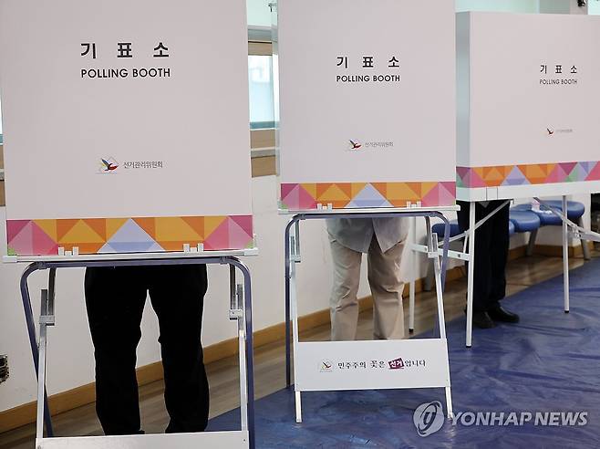 소중한 한 표 (전주=연합뉴스) 나보배 기자 = 제21대 대통령선거 사전투표 첫날인 29일, 전북 전주시 완산구 중화산2동주민센터에 마련된 사전투표소에서 유권자들이 투표하고 있다. 2025.5.29 warm@yna.co.kr