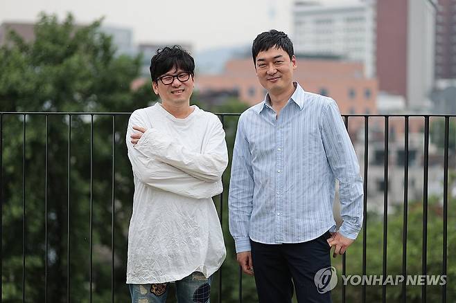 '보이스 오브 햄릿: 더 콘서트'의 오필영 프로듀서와 김성수 음악감독 (서울=연합뉴스) 류효림 기자 = 뮤지컬 '보이스 오브 햄릿: 더 콘서트' 오필영 프로듀서(오른쪽)와 김성수 음악감독이 2일 서울 종로구 대학로 이모셔널씨어터에서 공동 인터뷰에 앞서 포즈를 취하고 있다. 2025.6.2 ryousanta@yna.co.kr