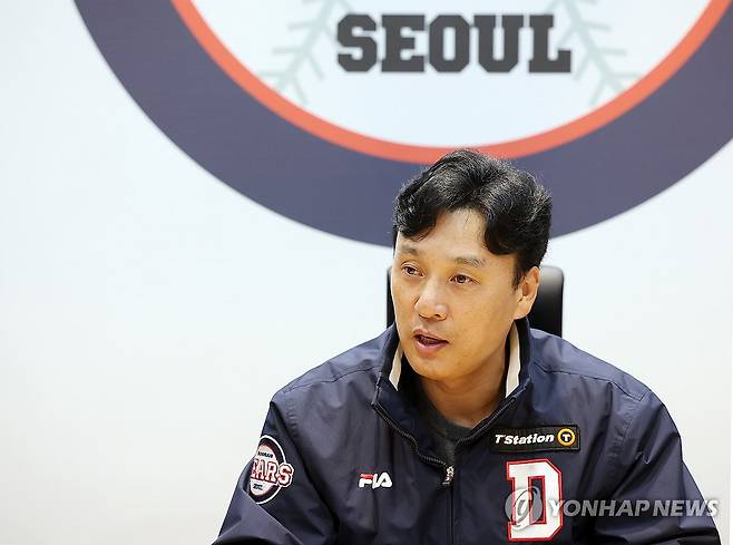 이승엽 두산 감독 인터뷰 (서울=연합뉴스) 이지은 기자 = 이승엽 두산 베어스 감독이 23일 오후 서울 잠실야구장 두산 사무실에서 인터뷰를 하고 있다. 2023.11.24 jieunlee@yna.co.kr