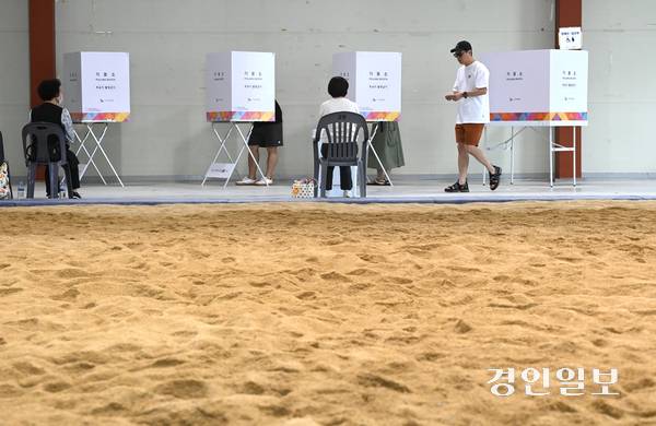 제21대 대통령선거 투표가 실시된 3일 성남시 중원구 성남종합운동장 실내씨름장에 마련된 투표소에서 유권자들이 투표하고 있다. 2025.6.3 /최은성기자 ces7198@kyeongin.com