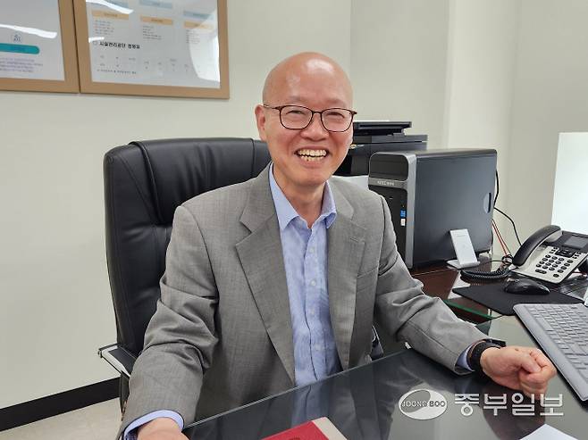 29일 이종진 동두천시설관리공단 이사장이 중부일보와 인터뷰를 진행하고 있다. 이석중기자