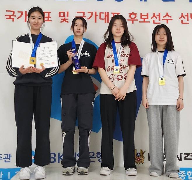 3일 충북 청주사격장에서 열린 제1회 IBK기업은행장배 전국사격대회 여고부 50m 단체전서 우승한 고양 주엽고 선수들이 기념사진을 찍고 있다. 사진=주엽고등학교