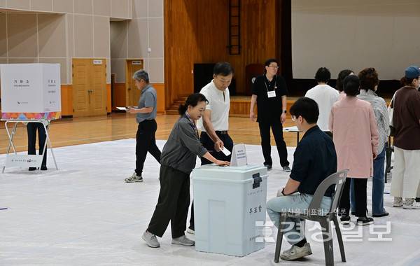 제21대 대통령 선거일인 3일 울산시 울주군 범서초등학교 체육관에 마련된 범서읍 제5투표소에서 유권자들이 줄지어 서있다. 김동수기자 dskim@ksilbo.co.kr
