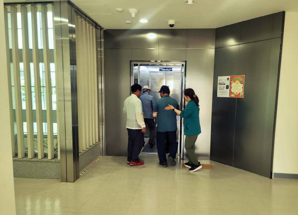 의성읍 온누리터에서 고령 유권자들을 공무원, 위원, 봉사자들이 부축하고 있다. 김동현 기자 jhass80@kyongbuk.com