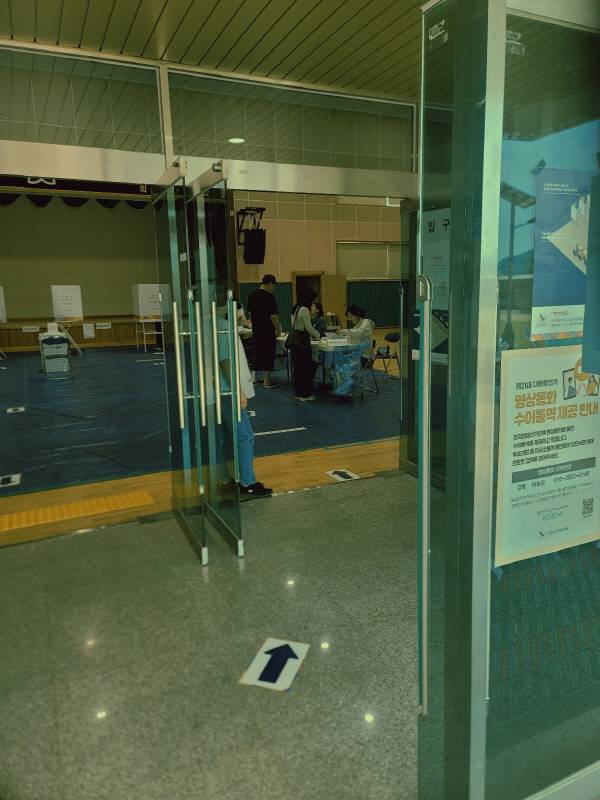 의성군 의성읍 의성여고 제3투표소앞에는 청각장애인을 위한 영상통화 수어통역 지원 안내문이 입구에 부착돼 있으며, 유권자들이 차례를 기다리며 본인확인 절차를 진행하고 있다. 김동현 기자 jhass80@kyongbuk.com