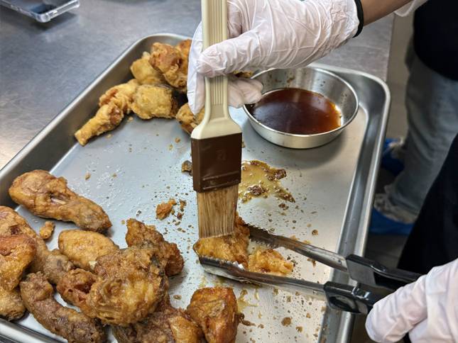 교촌치킨의 상징인 '붓으로 소스를 바른 간장맛 치킨'/사진=윤서영 기자 sy@