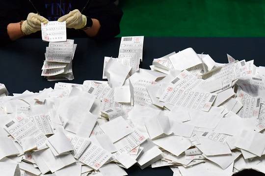 3일 경북 포항시 남구 포항체육관에서 마련되 개표소에서 개표작업이 진행되고 있다. 사진=뉴스1