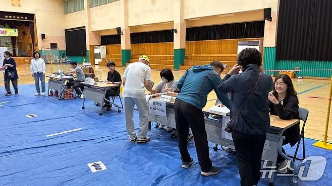 제21대 대통령 선거일인 3일 오전 6시30분쯤 경남 창원시 성산구 대방초등학교에 마련된 사파동 제8투표소에서 유권자들이 투표하고 있다.2025.6.3/뉴스1 강정태 기자