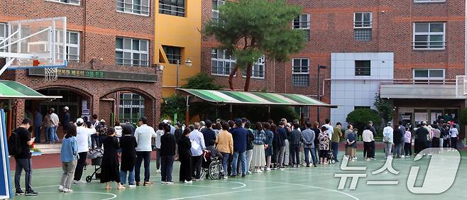 제21대 대통령선거일인 3일 오전 서울 서초구 서초4동 제3투표소가 설치된 원명초등학교에서 주민들이 길게 줄서서 투표를 기다리고 있다. 2025.6.3/뉴스1 ⓒ News1 김명섭 기자