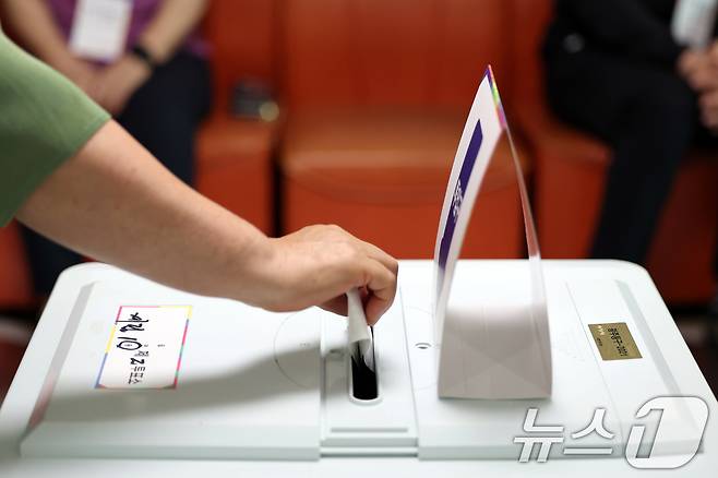 제21대 대통령선거 본투표 날인 3일 오전 광주 계림 1동 제2투표소(계림경로당)에서 유권자들이 한 표를 행사하고 있다. 2025.6.3/뉴스1 ⓒ News1 이승현 기자