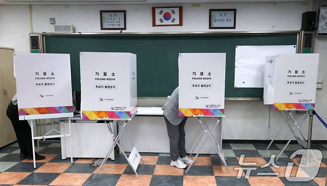 제21대 대통령 선거일인 3일 서울 강동구 성내중학교 과학실험실에 마련된 성내1동 제2투표소에서 한 유권자들이 한표를 투표하고 있다. 2025.6.3/뉴스1 ⓒ News1 박세연 기자