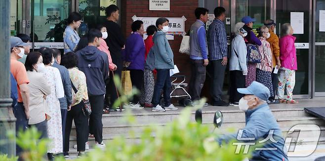 제21대 대통령 선거 투표일인 3일 전북 전주시 남중학교에 마련된 평화1동 제2투표소를 찾은 유권자들이 투표를 하기 위해 줄지어 서 있다. 2025.6.3/뉴스1 ⓒ News1 유경석 기자