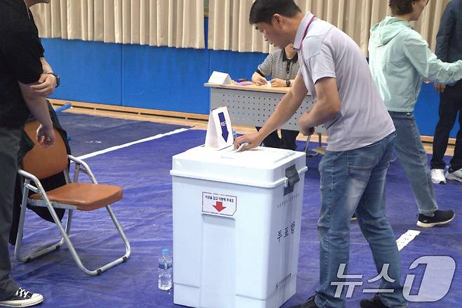 3일 경북 안동시 정하동 강남초등학교에 설치된 제 21대 대통령선거 강남 제2 투표소에 시민들의 투표 행렬이 이어지고 있다. 2025.6.3/뉴스1 ⓒ News1 신성훈 기자