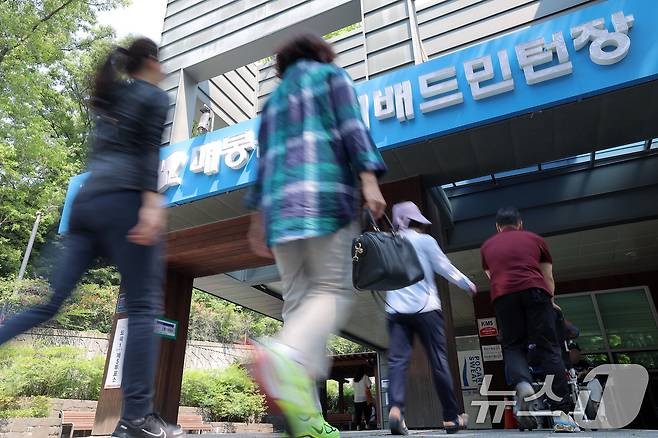 제21대 대통령선거 본투표가 시작된 3일 오전 서울시 강남구 남부순환로 매봉산실내배드민턴장에 마련된 도곡1동 제5투표소를 찾은 유권자들이 소중한 한 표를 행사기 위해 이동하고 있다. 2025.6.3/뉴스1 ⓒ News1 박정호 기자