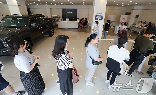 제21대 대통령 선거일인 3일 서울 광진구 기아자동차 대공원대리점에 마련된 능동제3투표소에서 유권자들이 투표를 하고 있다. 2025.6.3/뉴스1 ⓒ News1 박세연 기자