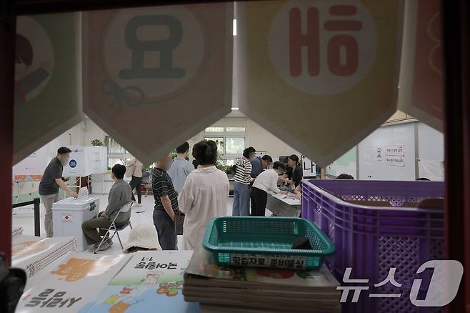 제21대 대통령선거 본투표가 시작된 3일 오전 서울 서초구 방배로 서래초등학교에 마련된 방배본동 제2투표소를 찾은 유권자들이 소중한 한 표를 행사하고 있다. 2025.6.3/뉴스1 ⓒ News1 박정호 기자