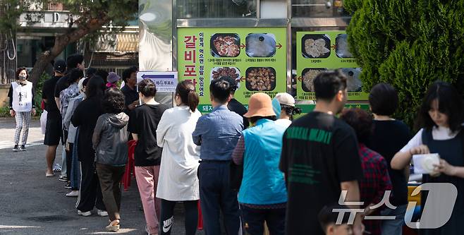 제21대 대통령 선거일인 3일 오전 경기 광명시의 한 음식점에 마련된 소하2동 제4투표소를 찾은 시민들이 길게 줄 서 있다. 2025.6.3/뉴스1 ⓒ News1 이승배 기자