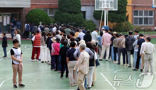 제21대 대통령선거일인 3일 오전 서울 서초구 서초4동 제3투표소가 설치된 원명초등학교에서 주민들이 길게 줄서서 투표를 기다리고 있다.2025.6.3/뉴스1 ⓒ News1 김명섭 기자