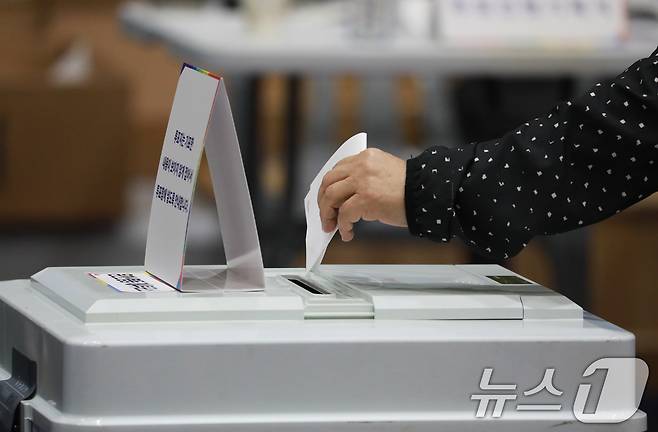 1대 대통령 선거일인 3일 오전 충북 청주시 흥덕구 대성중학교에 마련된 투표소에서 시민들이 소중한 한 표를 행사하고 있다. 2025.6.3/뉴스1 ⓒ News1 김용빈 기자