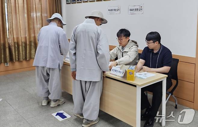 21대 대통령선거 본 투표일인 3일 오전 대한불교 조계종 5교구 본사인 법주사 스님들도이 속리산면 행정복지센터에 마련된 투표소를 찾아 투표하고 있다.(독자 제공) /뉴스1