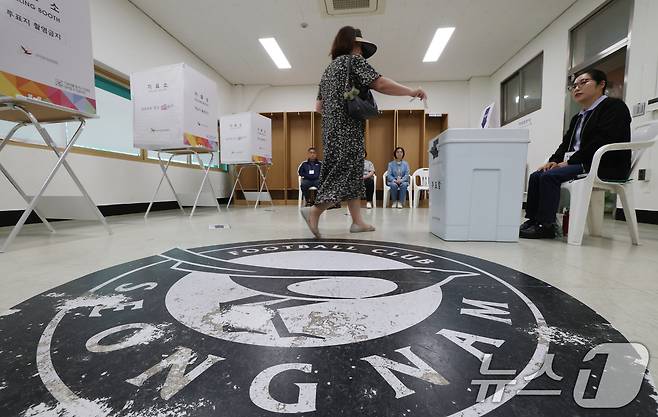 제21대 대통령 선거일인 3일 경기 성남시 중원구 성남종합운동장 주경기장 홈팀 선수대기실에 마련된 성남동제1투표소에서 유권자들이 투표를 하고 있다. 2025.6.3/뉴스1 ⓒ News1 김영운 기자