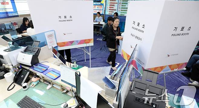 제21대 대통령 선거일인 3일 전북 전주시 성가신협 서학지점에 마련된 서서학동 제3투표소를 찾은 한 유권자가 기표소로 향하고 있다. 2025.6.3/뉴스1 ⓒ News1 유경석 기자