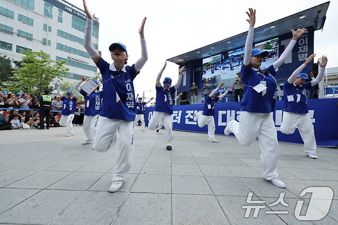 20일 오후 경기 파주시 금릉역 중앙광장에서 열리는 이재명 더불어민주당 대통령 후보 유세 현장에서 선거운동원들이 이 후보 지지를 호소하며 춤을 추고 있다. 2025.5.20/뉴스1 ⓒ News1 안은나 기자