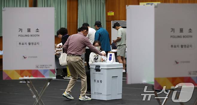 제21대 대통령 선거일인 3일 부산 동래구 내성초등학교 참빛관체육관에 마련된 복산동 제2투표소에서 유권자들이 투표를 하고 있다. 2025.6.3/뉴스1 ⓒ News1 윤일지 기자