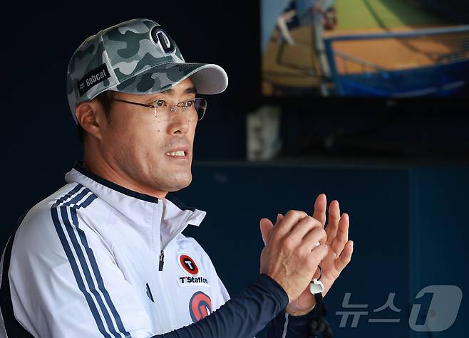 조성환 두산 베어스 감독대행이 3일 오후 서울 송파구 잠실야구장에서 열린 프로야구 '2025 신한 SOL뱅크 KBO 리그' KIA 타이거즈와 두산 베어스의 경기를 지켜보고 있다. 2025.6.3/뉴스1 ⓒ News1 김진환 기자