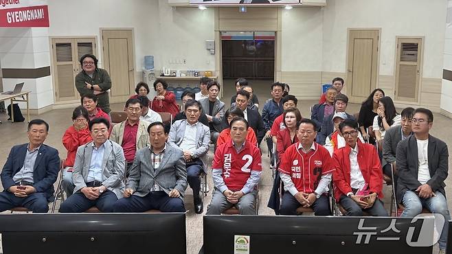 김종양 국민의힘 경남도당 공동선거대책위원장(맨 앞줄 가운데)을 비롯한 도당 관계자들이 3일 오후 창원시 의창구 국민의힘 경남도당에 마련된 제21대 대통령선거 개표상황실에서 출구조사 결과를 침통한 표정으로 지켜보고 있다.2025.6.3/뉴스1 강정태 기자