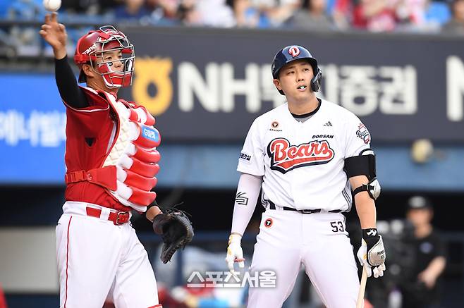 두산 양석환이 삼진을 당한 뒤 아쉬워 하고 있다. 잠실 | 박진업 기자 upandup@sportsseoul.com