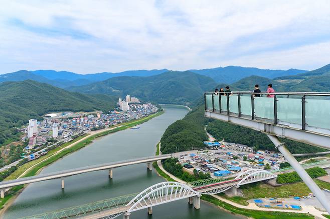 ◇단양 만천하스카이워크에 정상에 오르면 단양의 풍경이 한 눈에 들어온다. 사진제공=지엔씨21