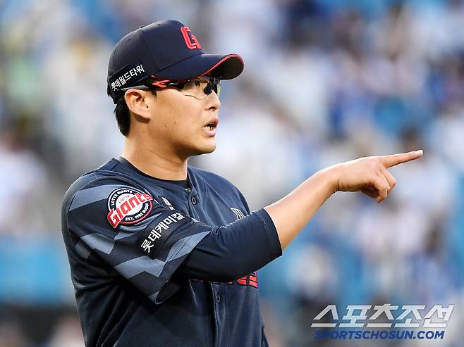 29일 대구 라이온즈파크에서 열린 롯데-삼성전. 박세웅이 2회말 이닝을 무실점으로 마치며 수비수를 가리키고 있다. 대구=정재근 기자 cjg@sportschosun.com/2025.5.29/