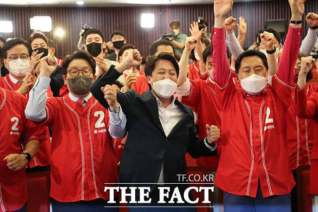 2022년 6월 1일 오후 서울 여의도 국회도서관에 마련된 국민의힘 개표상황실에서 이준석 상임선거대책위원장(가운데)을 비롯한 지도부가 제8회 전국동시지방선거 및 6·1재보궐선거 개표방송 출구조사 결과를 시청하며 환호하고 있다. /남윤호 기자