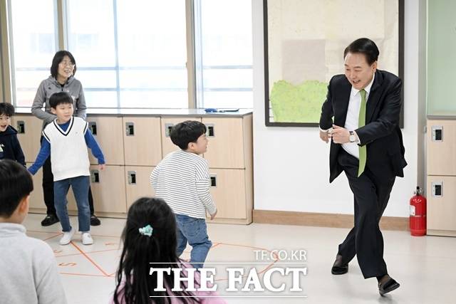윤석열 대통령이 21일 강원도 원주 명륜초등학교를 방문해 늘봄학교 '초1 맞춤형 프로그램' 전래놀이를 진행 중인 교실에서 아이들과 술래잡기를 하고 있다. (사진=대통령실 제공)/뉴시스
