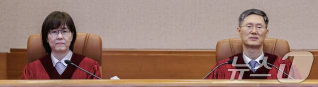 문형배(오른쪽) 헌법재판소장 권한대행과 이미선 헌법재판관이 10일 오후 서울 종로구 재동 헌법재판소에서 열린 박성재 법무부장관 탄핵 심판 선고를 위해 대심판정에 착석하고 있다. (사진=공동취재(뉴스1))