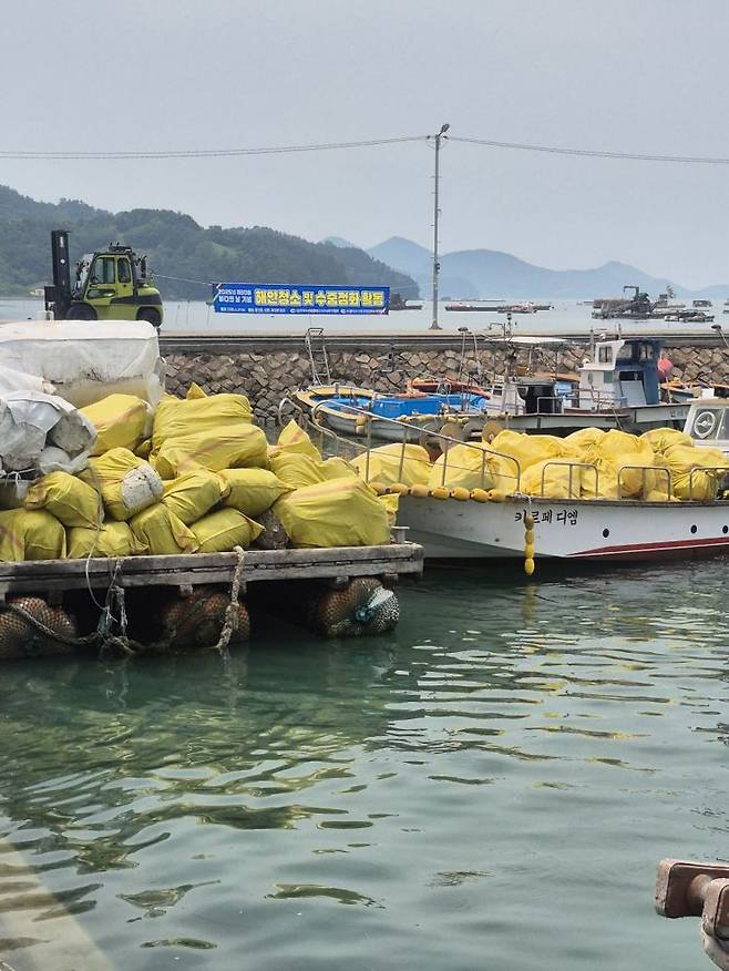 전라남도는 '제30회 바다의 날'을 맞아 5월 한 달 동안 여수, 고흥, 강진, 완도 등 섬 및 연안을 중심으로 해양쓰레기 100여톤을 수거했다. 전남도 제공