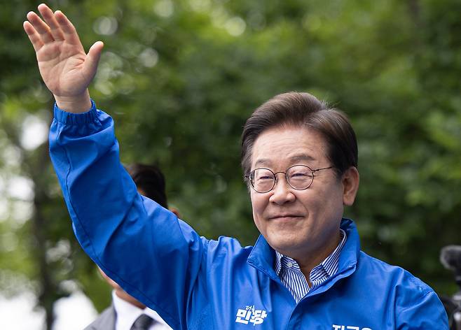 이재명 더불어민주당 대통령 후보가 2일 오후 경기도 하남시 스타필드 하남점 광장에서 열린 유세를 마친 후 시민들을 향해 인사하고 있다. /뉴스1
