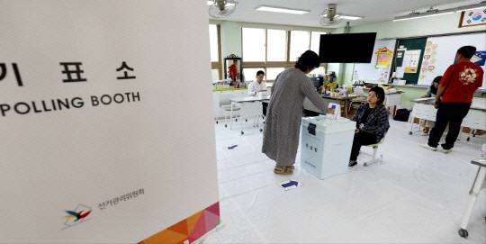 충남 논산시 연산면 제1투표소에서 3일 아침 시민들이 투표하고 있다. 김영태 기자