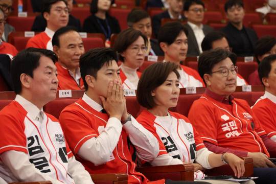 국민의힘 김용태 비상대책위원장, 권성동 원내대표, 안철수, 나경원 의원 등이 3일 서울 여의도 국회도서관에 마련된 국민의힘 제21대 대통령선거 개표상황실에서 방송사 출구조사 결과를 지켜보고 있다. 연합뉴스