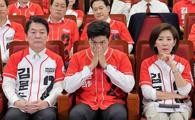 3일 서울 여의도 국회 도서관에 마련된 국민의힘 개표 상황실에서 선대위원장들이 제21대 대통령 선거 방송3사 출구조사 결과를 보고 있다. 2025.06.03. 사진공동취재단