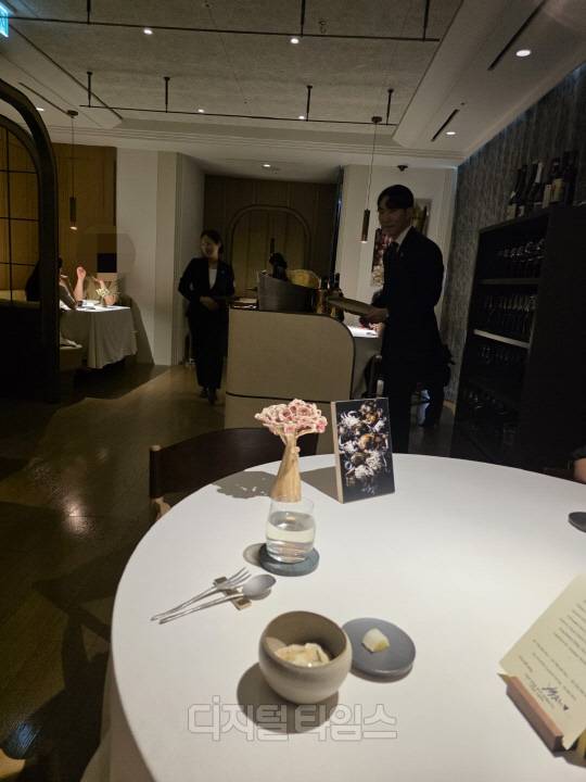 지난 30일 서울 신사동 '기와강'에서 컬리 VVIP 고객들에게 코스 요리가 제공되고 있다.