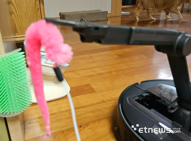 로보락 사로스 Z70이 고양이 낚싯대의 장난감 부분을 들어올린 모습. 자동으로는 인식이 안 돼 수동으로 조작했다. (사진=배옥진)