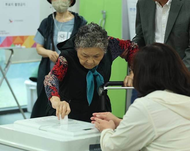 제21대 대통령선거일인 3일 오전 인천 미추홀구 용현5동 제9투표소에서 한 어르신이 부축을 받으며 투표하고 있다 뉴시스