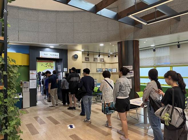 "미래 안보인다" "노인·출산정책 필요" 새벽부터 투