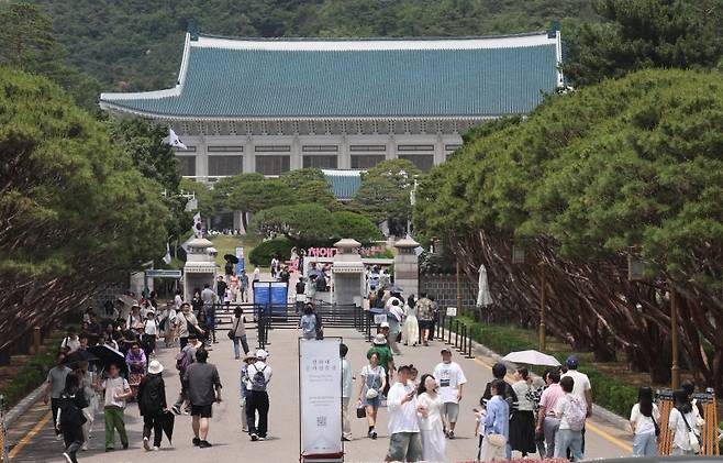 청와대의 운명은? 비상계엄과 탄핵 정국 속에서 치러지는 제21대 대선이 3일 전국 1만4295개 투표소에서 일제히 시작됐다. 4일부터 취임식과 함께 공식 업무에 들어갈 새 대통령에게는 트럼프발 관세 쓰나미, 0%대 저성장 고착화 우려, 국정 정상화, 외교안보 재정립 등 많은 과제가 기다리고 있다. 청와대가 임시공휴일을 맞아 많은 관람객들로 붐비고 있다. 연합뉴스